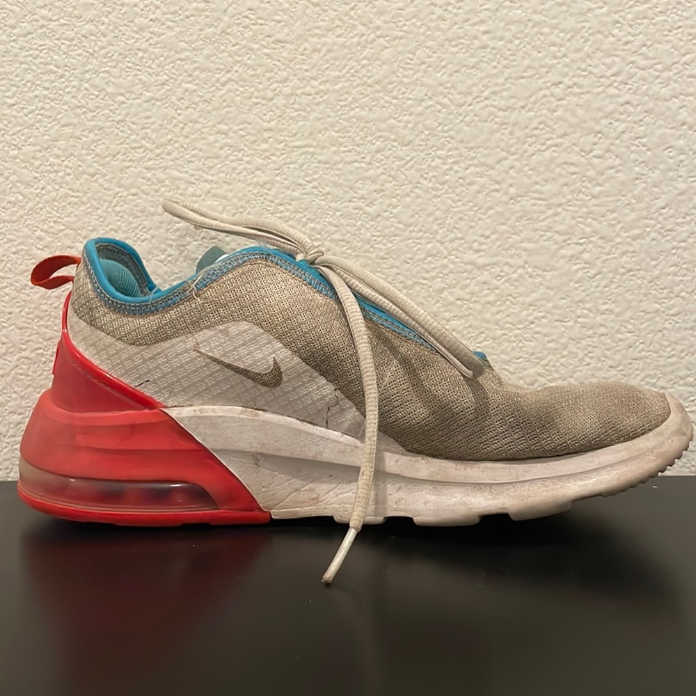 Women’s Nike tennis shoes